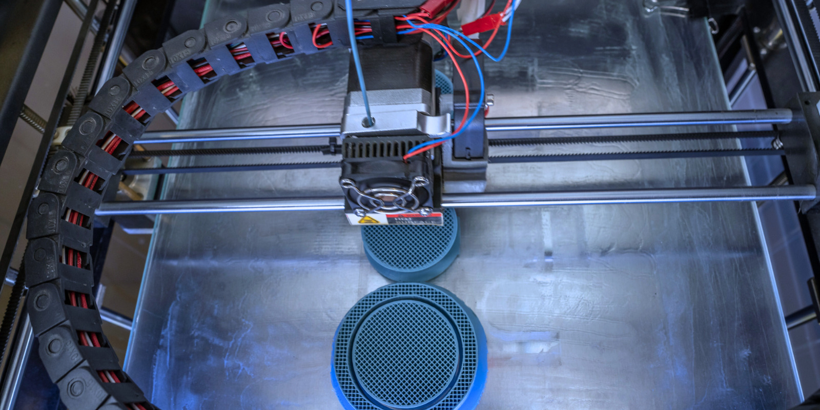 Das Bild zeigt ein 3D-Drucker um Musterteile zu fertigen, die durch den Verpackungsspezialist in Auftrag geben wurden.