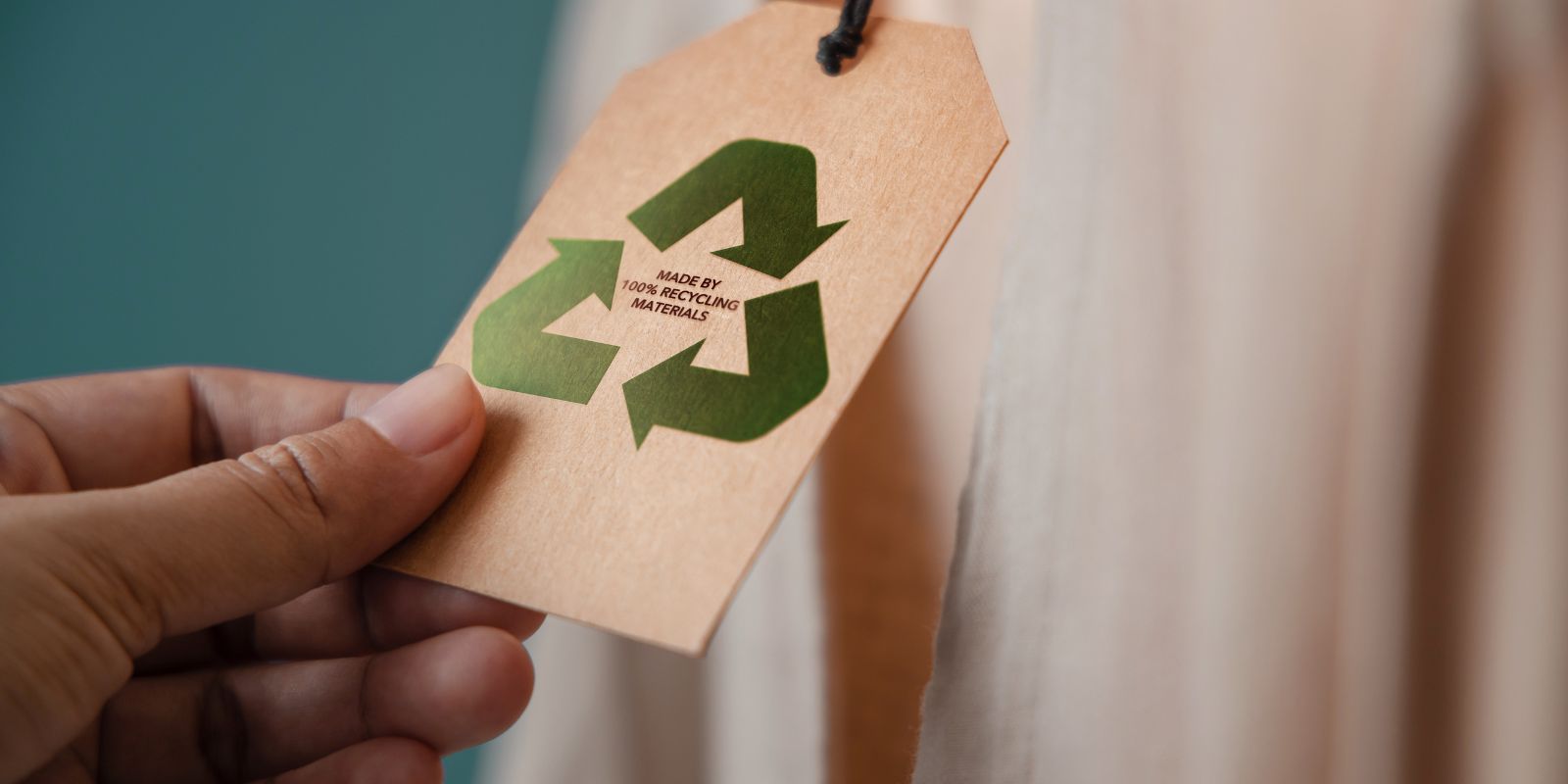 Das Bild zeigt ein Recyclingzeichen von Fasergussverpackungen.
